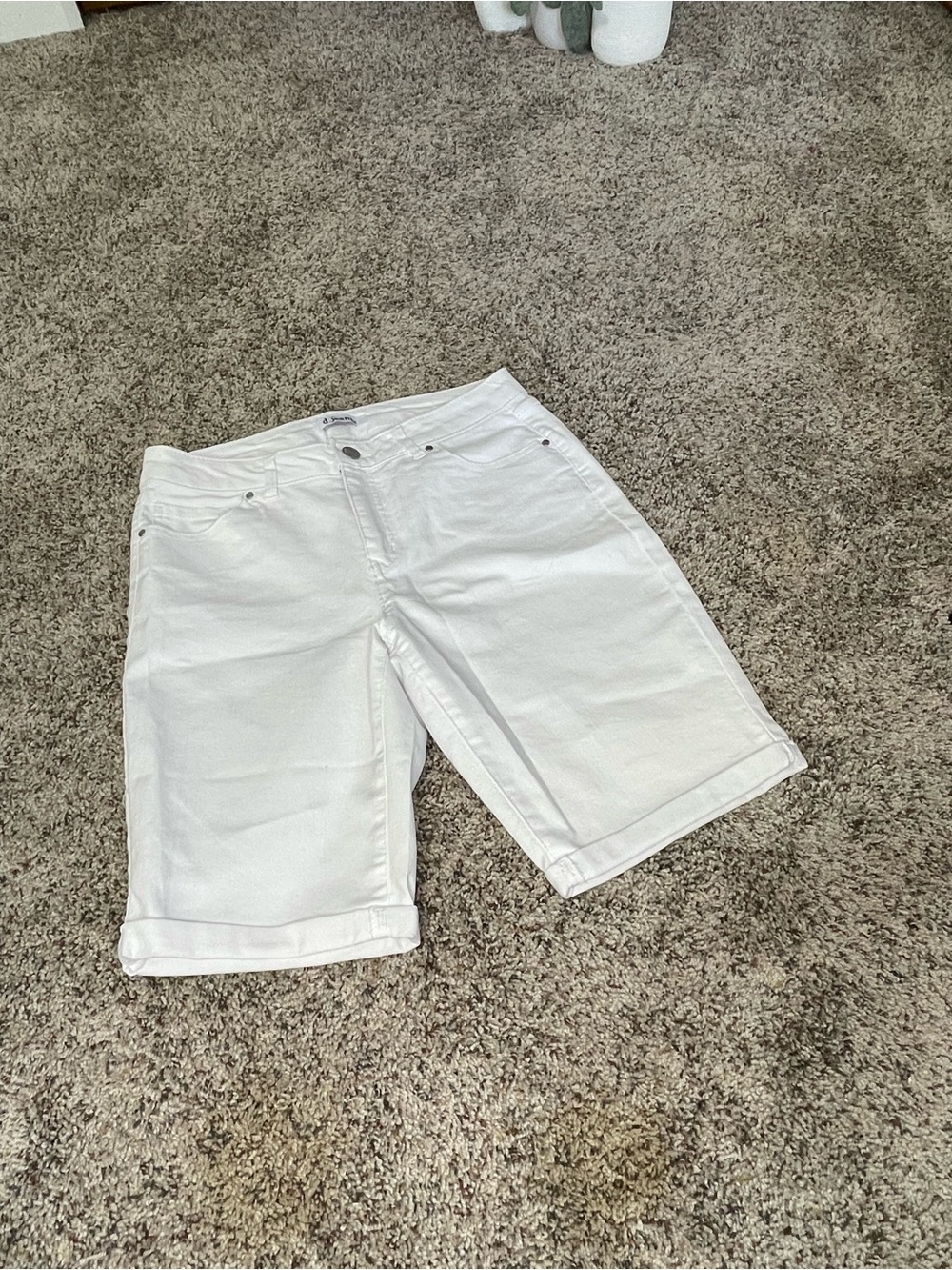 d. jeans White Bermuda Jean Shorts with cuff size 8 EUC